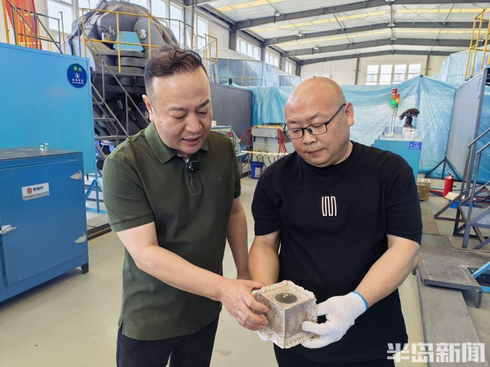 王睿和工作人员观察碳柱。