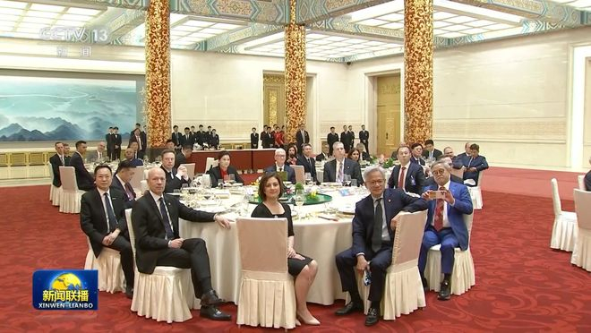 欢迎宴会上的中美企业家们 来源：央视新闻视频截图
