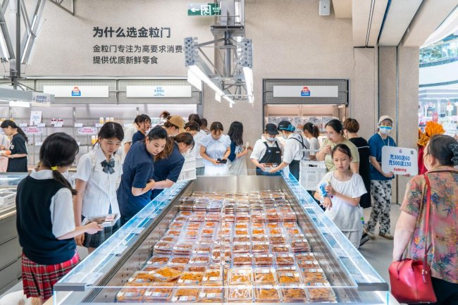 图说：金粒门人气持续火热，新鲜零食俘获众多年轻食客
