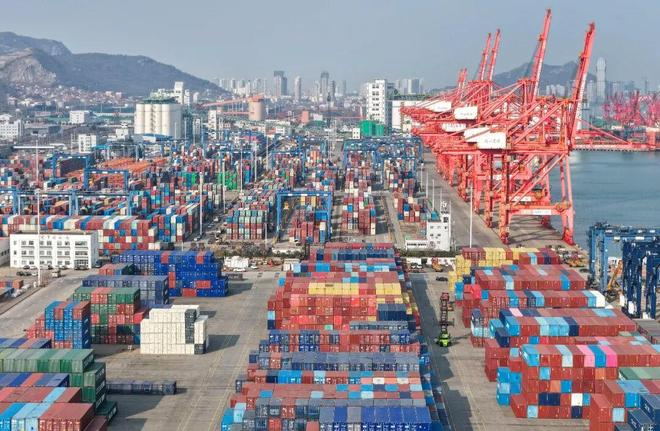 2026年3月10日拍摄的江苏省连云港港集装箱码头外贸装卸作业区（无人机照片） 图源：新华社发（王健民摄）
