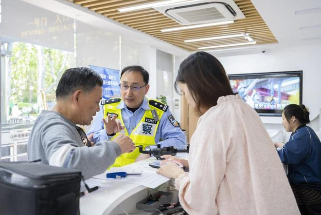 浦东分局民警在世纪公园游客中心向前来飞行无人机的飞友介绍体验区无人机放飞流程。上海市公安局 供图