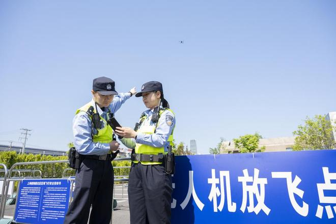 徐汇分局民警对植物园体验区内飞行的无人机状态实时监控，防止飞出体验区范围。上海市公安局供图