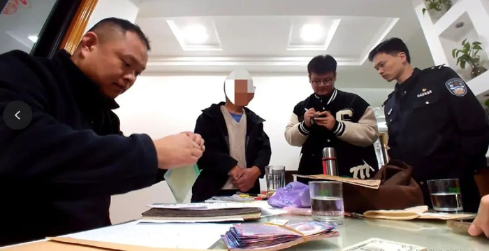 图为民警在犯罪嫌疑人唐某家中将其抓获，并开展搜寻工作。