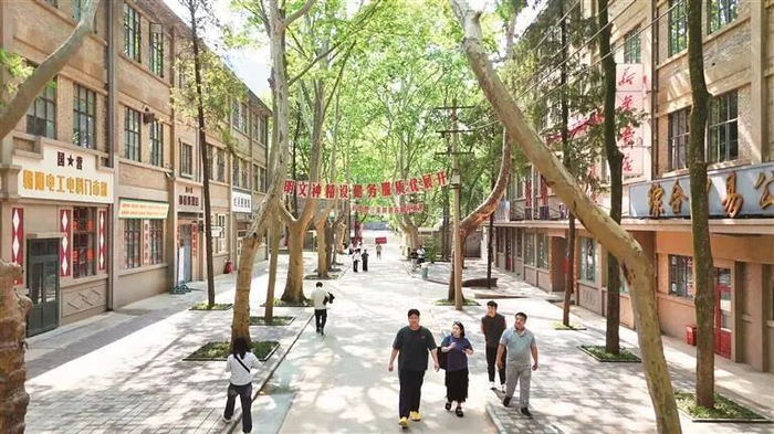 游客参观西影风雷年代影视基地。