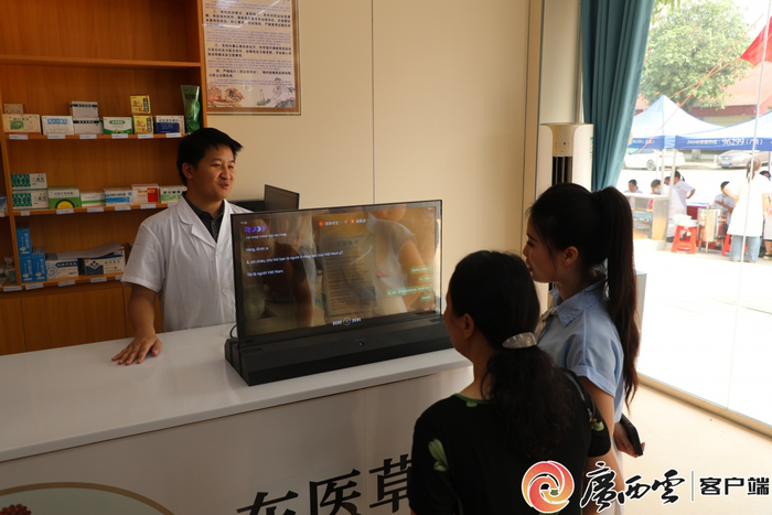 龙州县中越边民友好（水口）医疗服务站设置中越双语翻译屏，让诊疗服务更顺畅。龙州县融媒体中心记者 梁严匀 摄