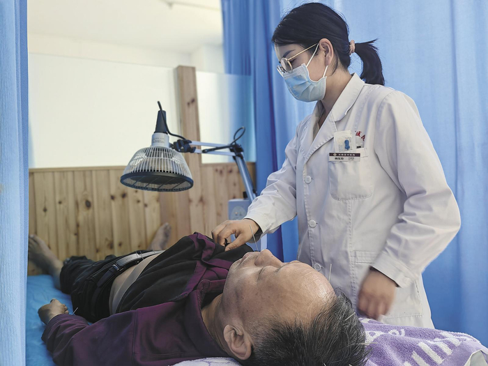     患者正在做针灸治疗。本报记者 牛玉娇 摄