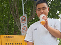 【#小伙请环卫工吃饭阿姨回赠奶茶#】#一碗饭一杯茶在安徽双向奔赴#