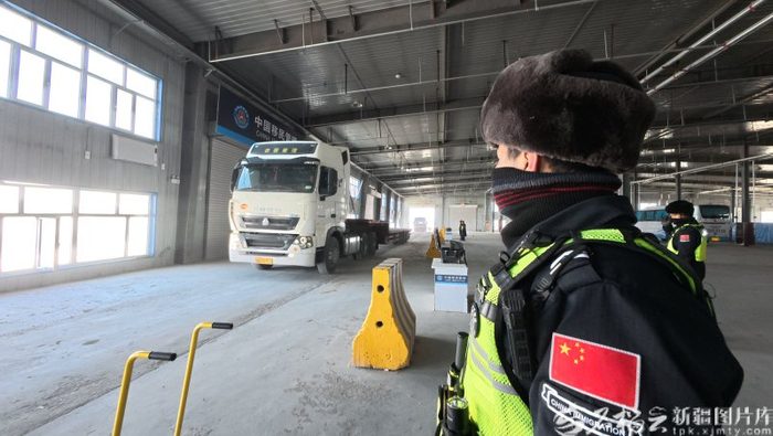 3月3日，卡拉苏边检站民警执勤现场。雷俊华摄