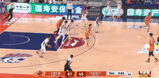 出一口恶气！周琦低位单打怀特塞德 内线虚晃后左手炸扣打停上海