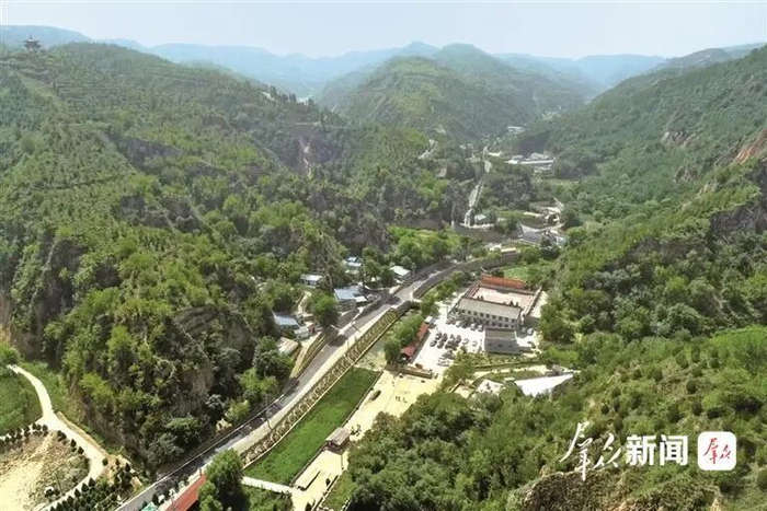 夏日满目葱茏的延川县文安驿镇梁家河村（资料照片）。 受访者供图