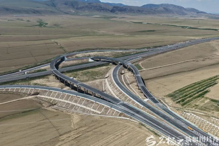5月13日，俯瞰精伊公路。王新杰摄