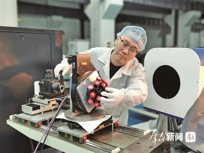 西安光机所检测技术研究中心主任薛勋在调试设备（资料照片）。 受访者供图