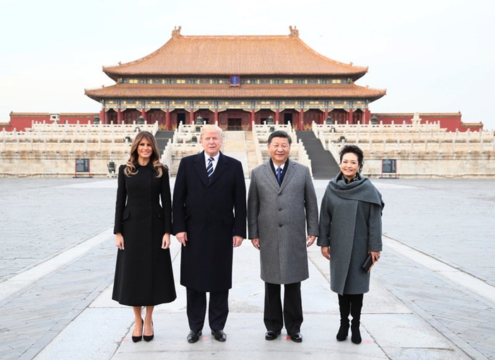 2017年11月8日，国家主席习近平和夫人彭丽媛陪同来华进行国事访问的美国总统特朗普和夫人梅拉尼娅参观故宫博物院。