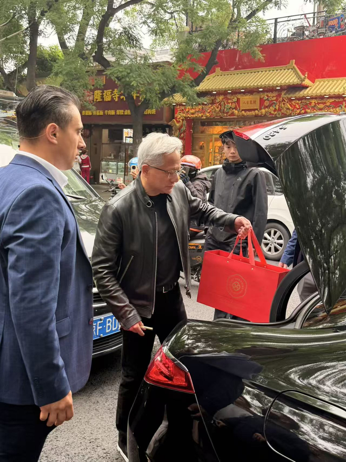 黄仁勋打包老北京炸酱面。受访者供图