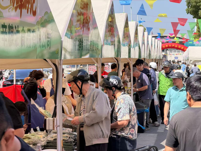 市集现场，市民争相采购。劳动报记者贡俊祺 摄影