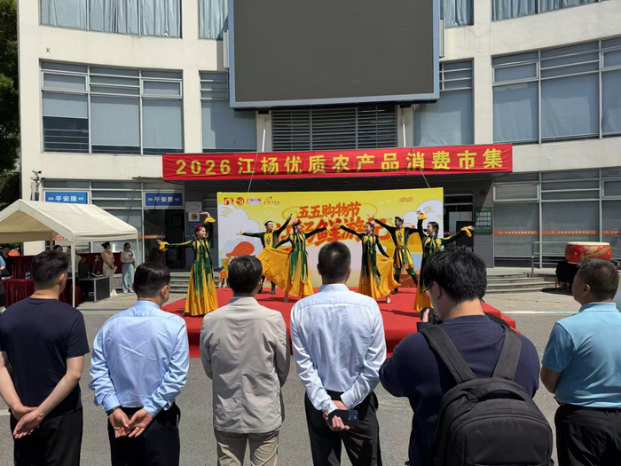 创新打造“市集+体验+对接”三位一体消费模式。劳动报记者贡俊祺 摄影