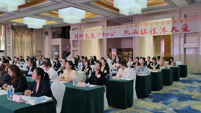 观众认真聆听。梁艳 摄