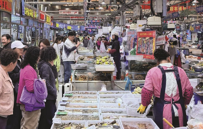　　图为青岛团岛农贸市场内，消费者选购海鲜产品。