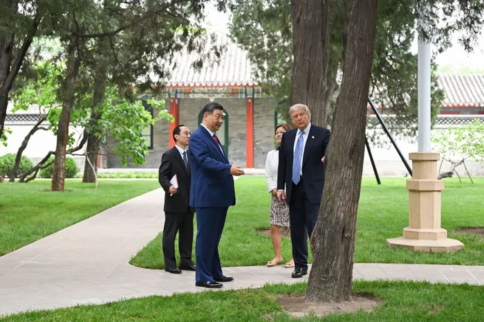 2026年5月15日上午，国家主席习近平在中南海同美国总统特朗普举行小范围会晤。特朗普抵达时，习近平热情迎接。图/新华 