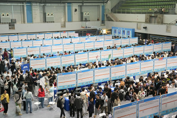   这是4月18日拍摄的湖南大学招聘会现场。新华社记者 陈振海 摄
