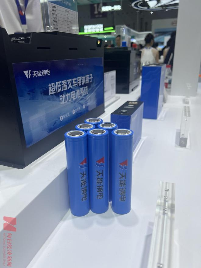 天能钠电展示的超低温叉车用钠电池 图片来源：每经记者 吴泽鹏 摄