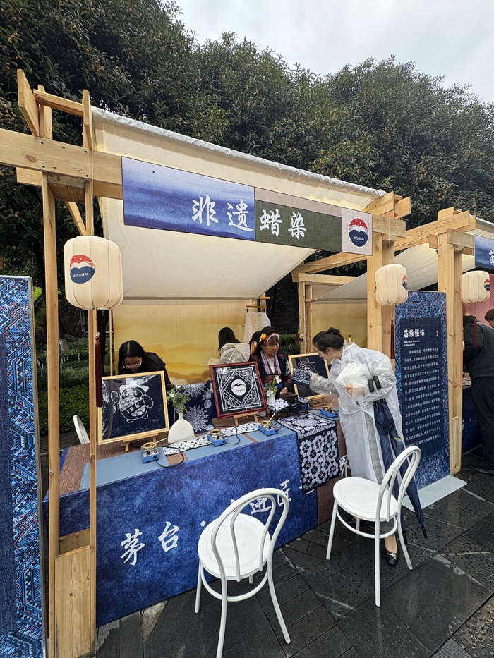 图为：贵州茅台镇市集中的非遗蜡染摊位（记者 杨溢仁摄）