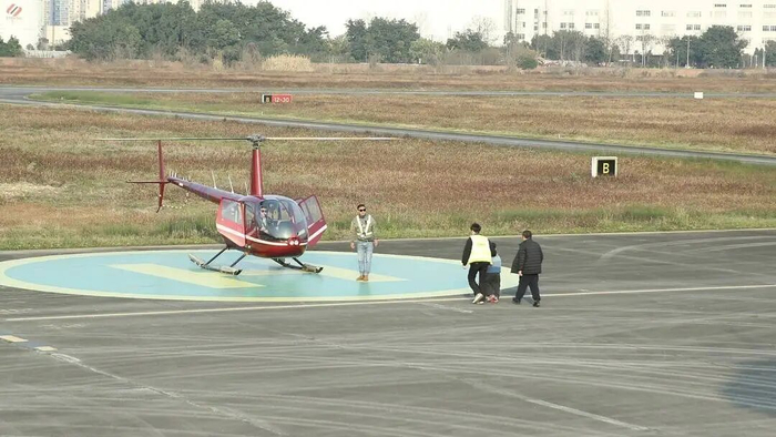 “空天幻境·新春飞行”嘉年华游客乘坐直升机进行空中游览