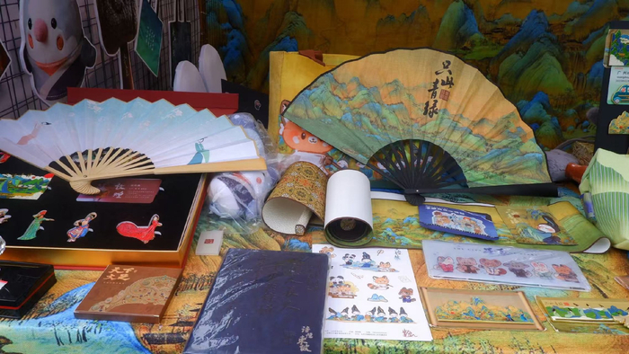 《只此青绿》系列衍生品，包括折扇等。新京报记者 陈静 摄
