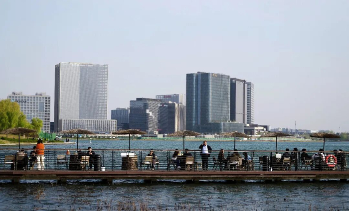 市民在龙湖金融岛附近休闲。新华社记者 李嘉南 摄