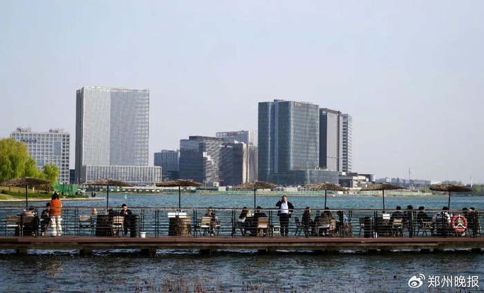 ​市民在龙湖金融岛附近休闲。新华社记者 李嘉南 摄