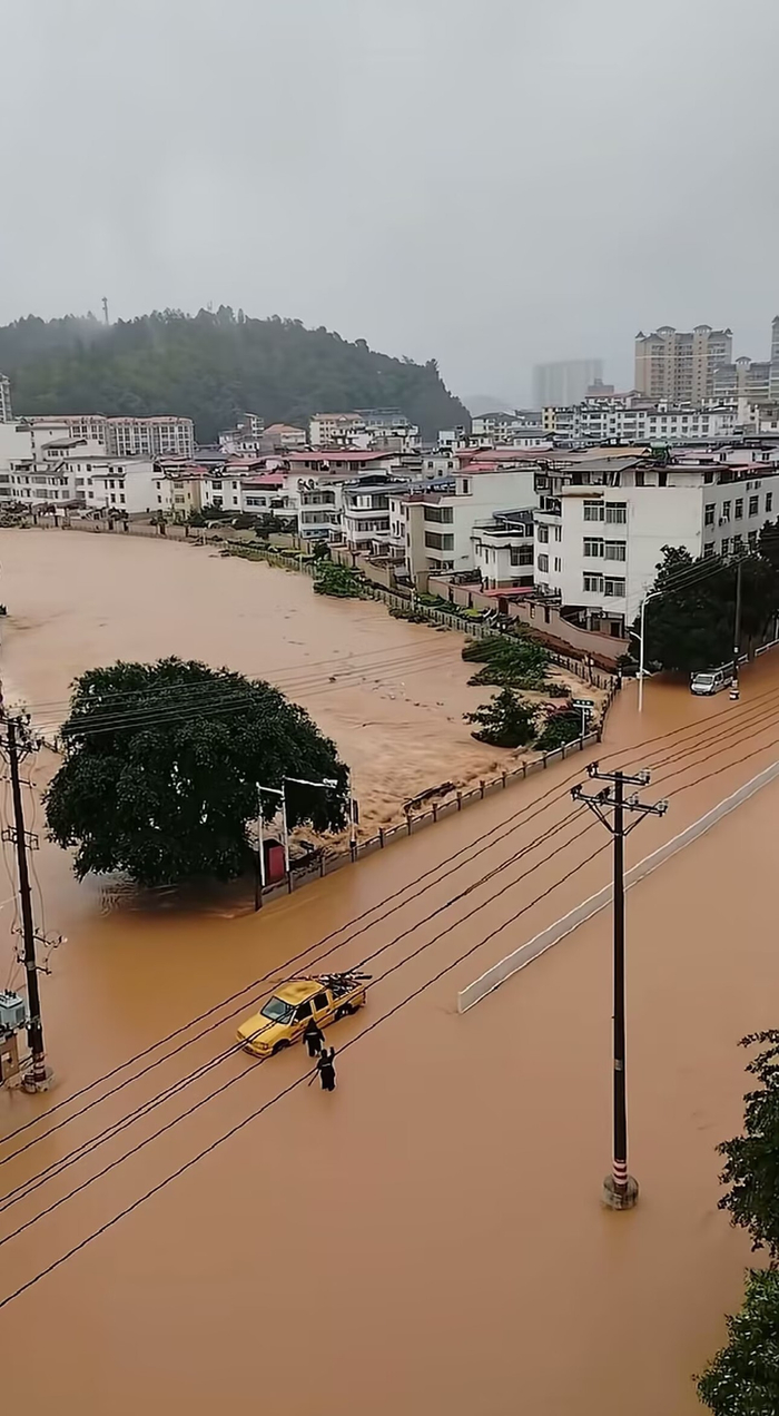　暴雨后的上犹县县城（视频截图）