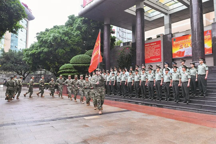 5月15日，陆军军医大学为专家组举行出征仪式。魏红平 摄
