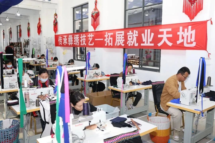 彝绣车间。 楚雄州委宣传部供图