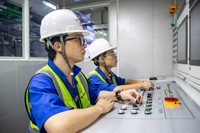 工程技术人员操作启动盾构机。