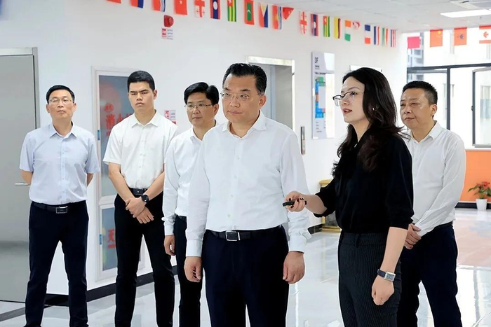 李军杰在黄冈主城区调研项目建设。图源：黄冈政府网