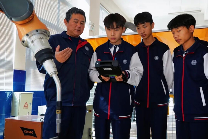 临沧技师学院结合企业需求和捐赠设备为学生授课。易思敏 摄
