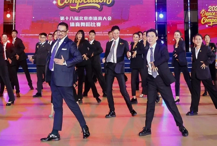 许文飙（前排左一）和裁判们一起飙舞。受访者供图