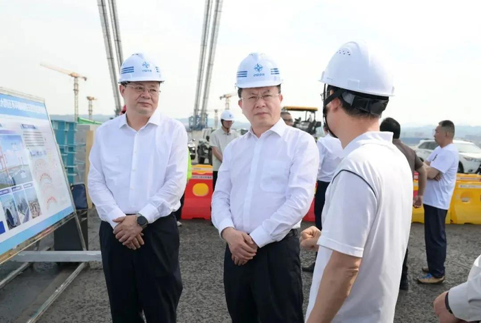 孙兵在燕矶长江大桥项目施工现场，调研项目建设进展情况。图源：鄂州融媒