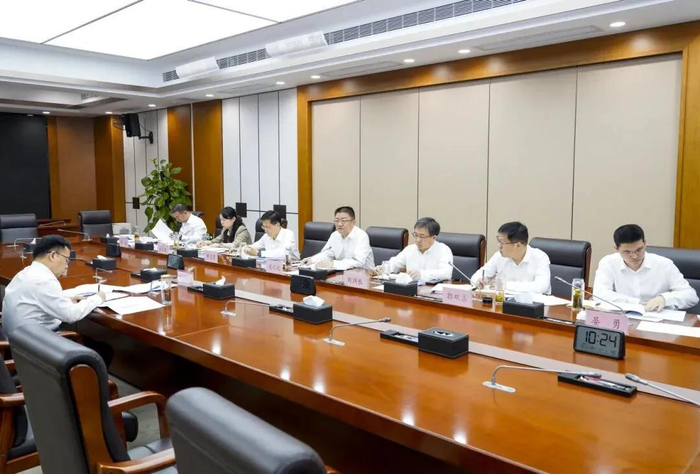 吴之凌主持黄石市政府树立和践行正确政绩观学习教育第二次分专题学习研讨会。图源：云上黄石