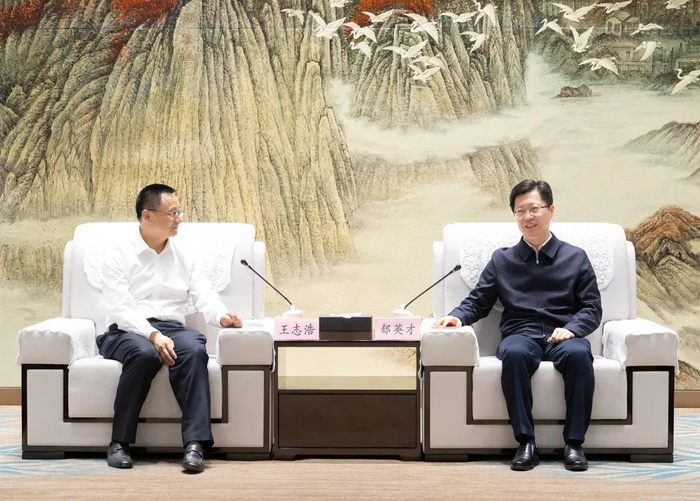 郄英才与王志浩一行座谈。图源：云上黄石