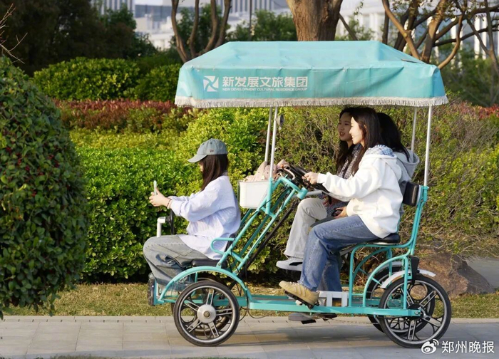 ​市民在龙湖金融岛附近休闲。新华社记者 李嘉南 摄