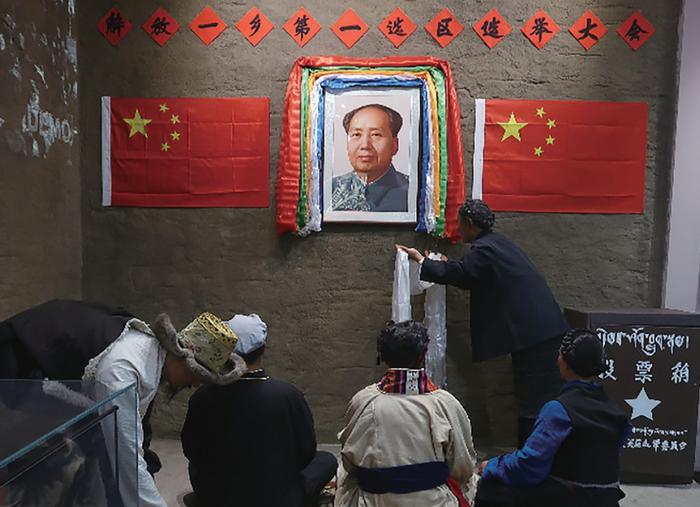 图为西藏自治区人大历史展览室展出的古荣乡选举大会实景。