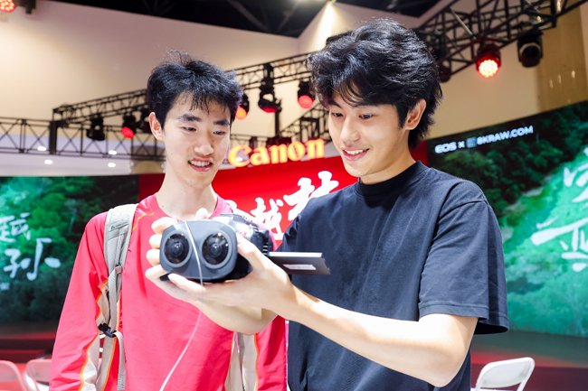 观众试用佳能 3D VR 镜头产品
