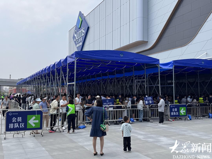 5月15日上午，济南山姆会员商店开业首天，店门口大排长龙。