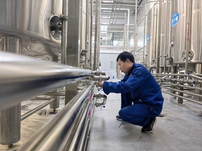 加紧调试设备，冲刺项目投产。王颖摄