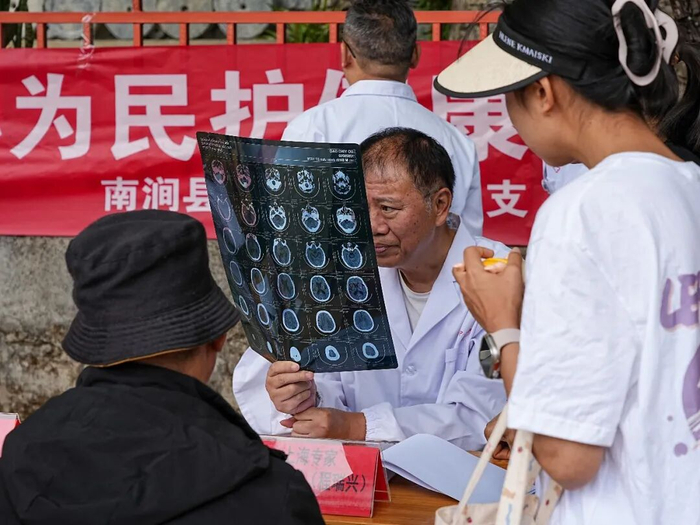 上海专家在南涧县医院为群众义诊 。 左世玺 摄