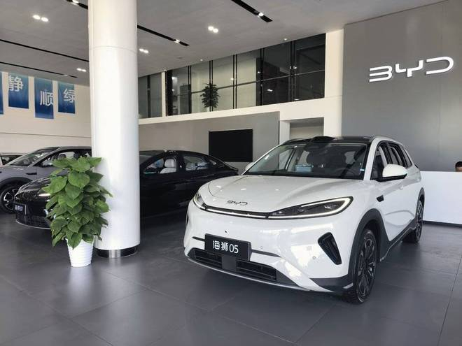 比亚迪经销商店内；虎嗅拍摄