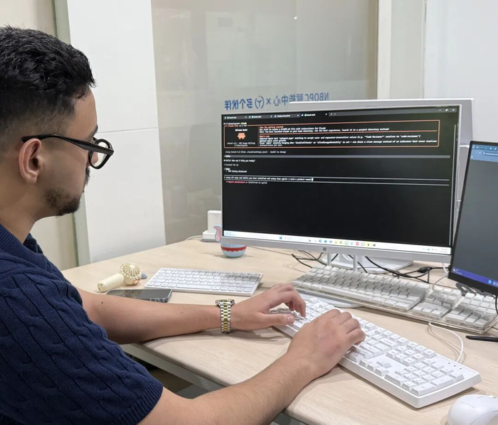 Younes用AI辅助跨境采购寻源。记者 严瑾 摄