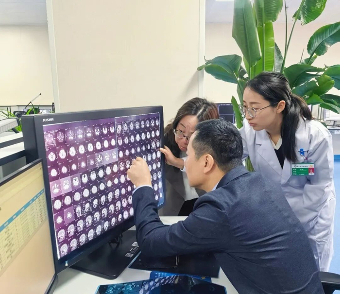 上海专家在医学影像科现场指导阅片。 昌宁县卫生健康局 供图