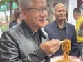 名场面！黄仁勋逛胡同被投喂豆汁，眉头紧锁。网友：弥补了没有喝过 XX  的遗憾